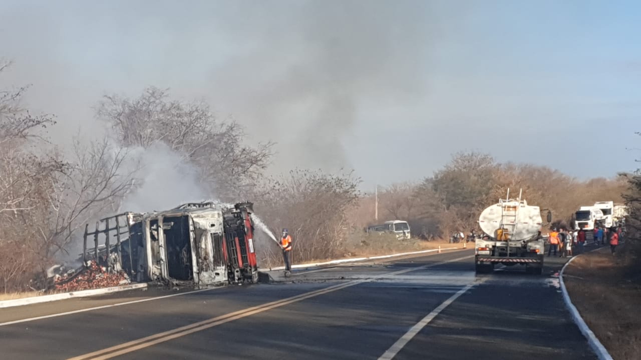 Caminhão tomba e pega fogo na BR 230