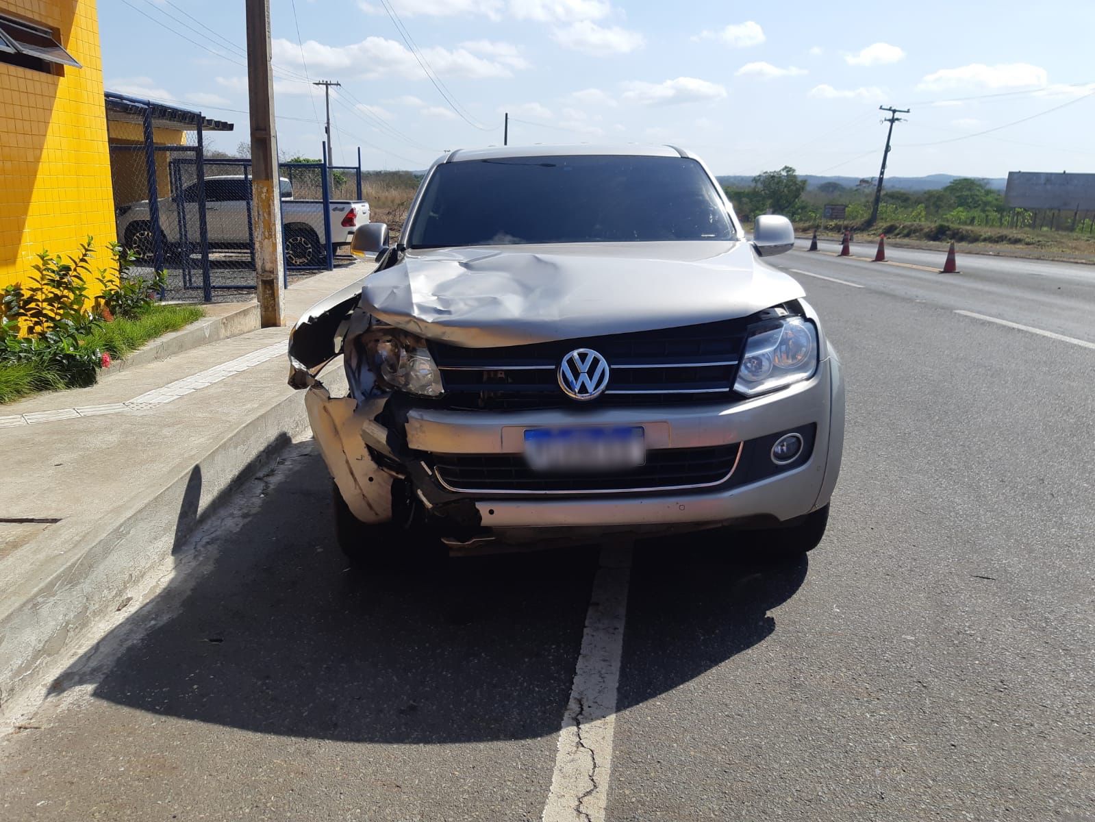 Colisão entre Amarok e motocicleta Bros