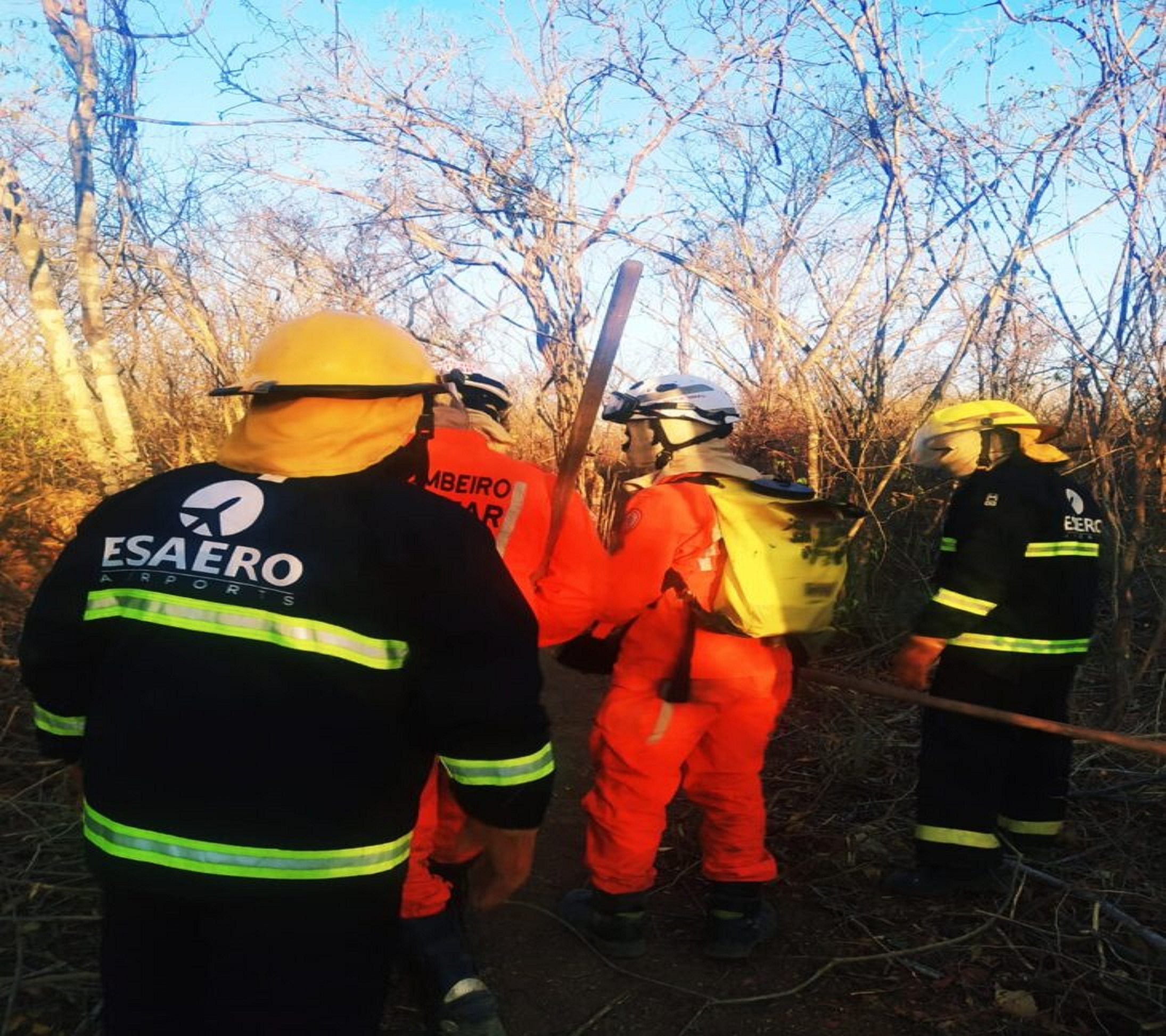 Equipe da Esaero auxilia bombeiros