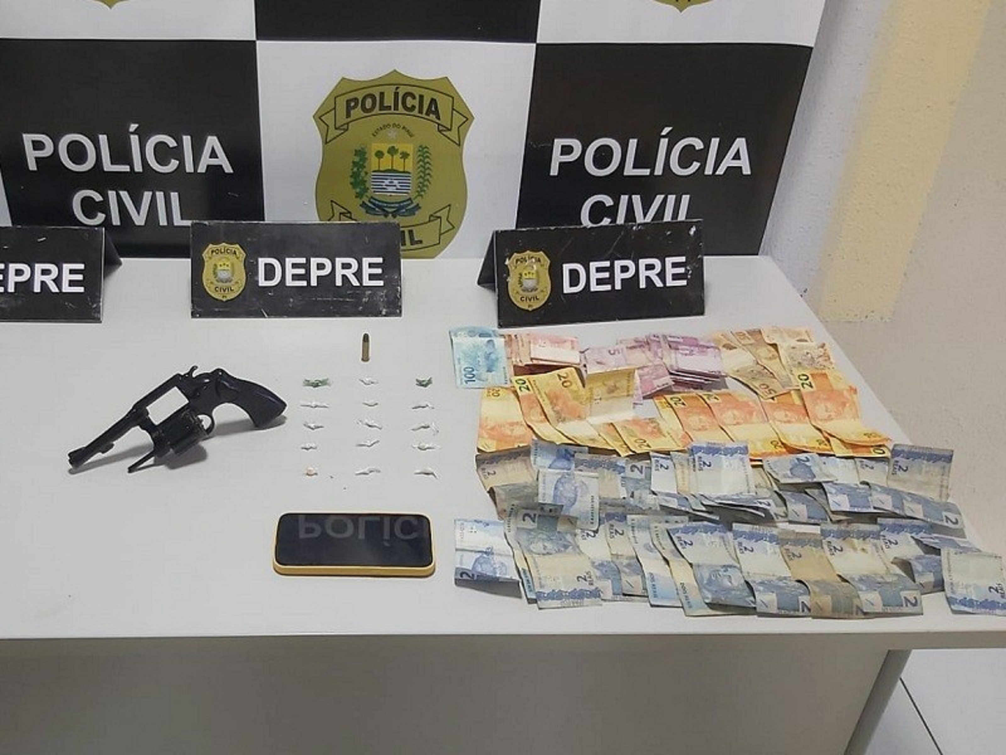 Invólucros de crack e dinheiro apreendidos pela Polícia