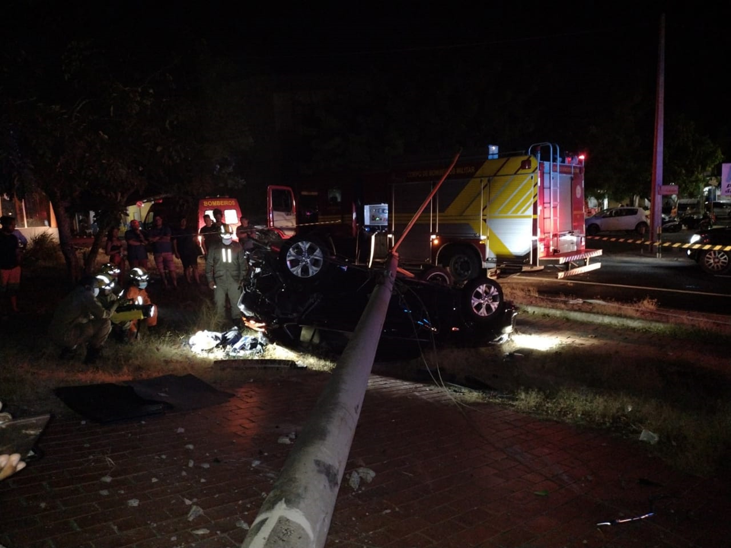 O condutor bateu em uma mureta, na traseira de outro carro, capotou e ainda bateu em um poste