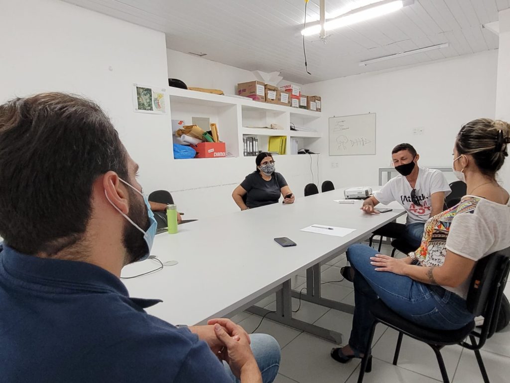 O diretor-geral do Lagoas do Norte, Bruno Quaresma em reunião com o presidente da Federação de Tênis de Mesa do Piauí, Jadelson Ribeiro