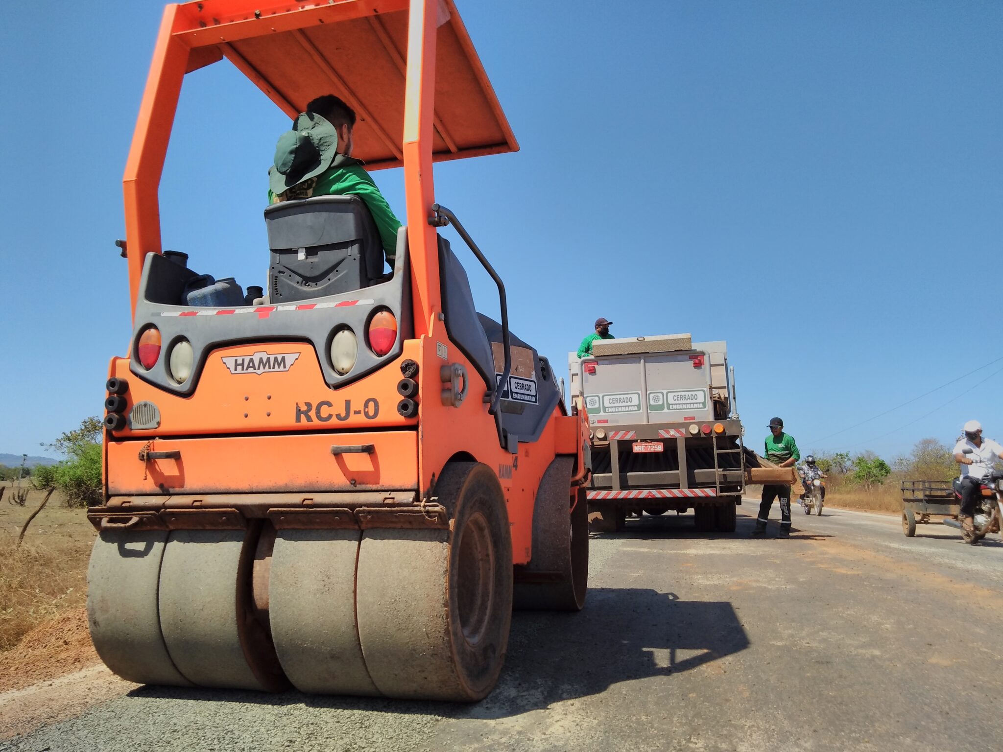 Obras de pavimentação asfáltica da PI-215, no trecho entre Campo Maior e Coivaras