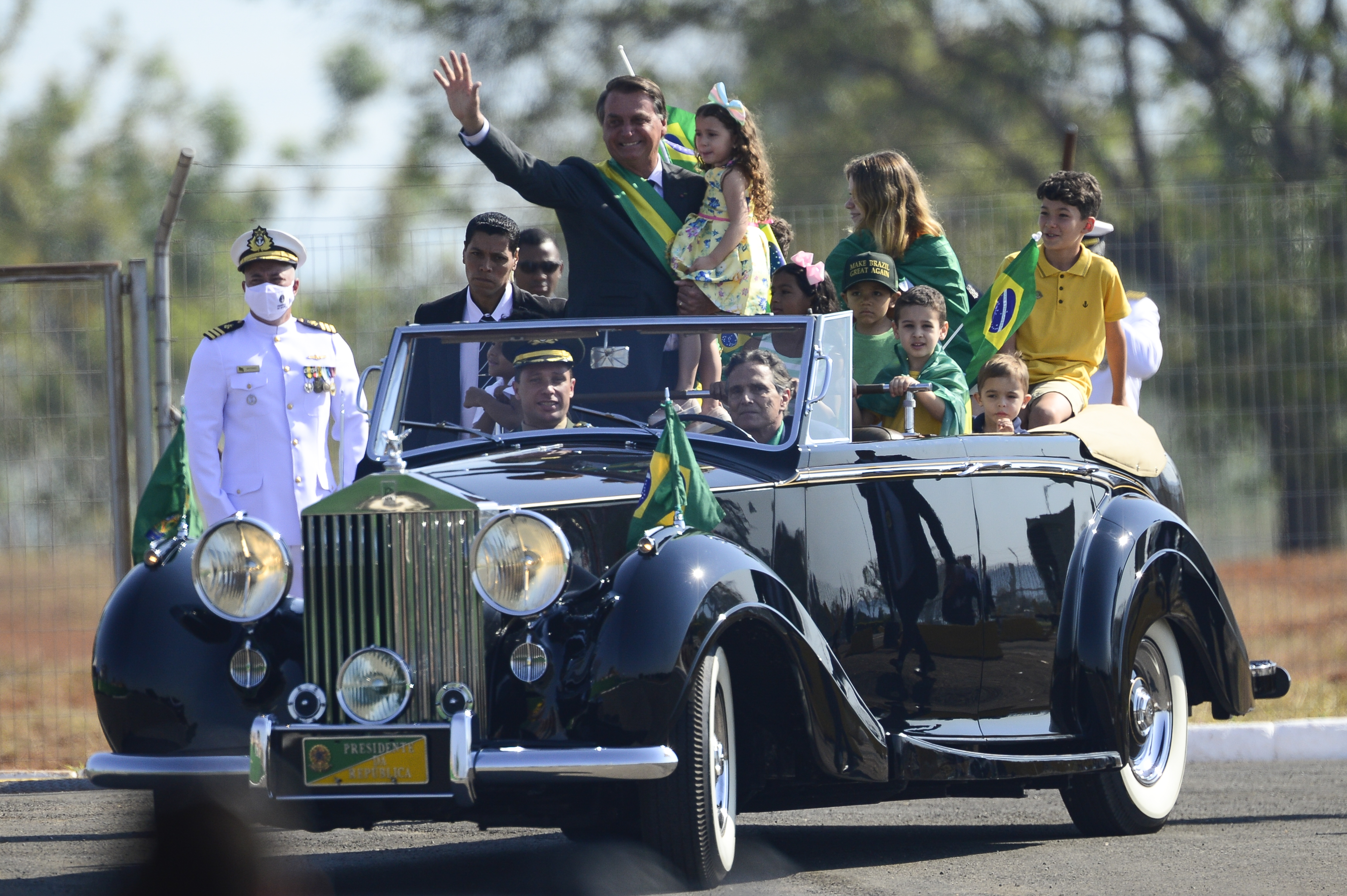 Presidente Jair Bolsonaro desfila em carro aberto em Brasília no 7 de Setembro