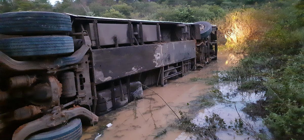 Acidente envolvendo ônibus deixa criança morta