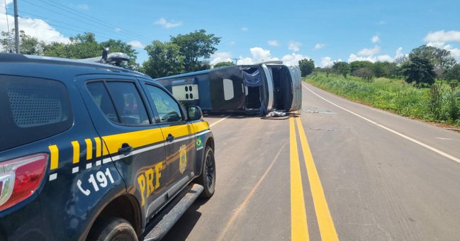 Ônibus tomba e deixa cinco pessoas feridas em Cristalândia do Piauí