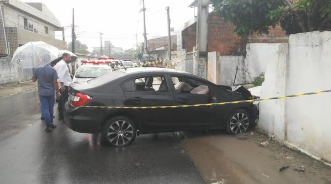 Carro foi encontrado colidido em um muro, no bairro do Geisel, em João Pessoa