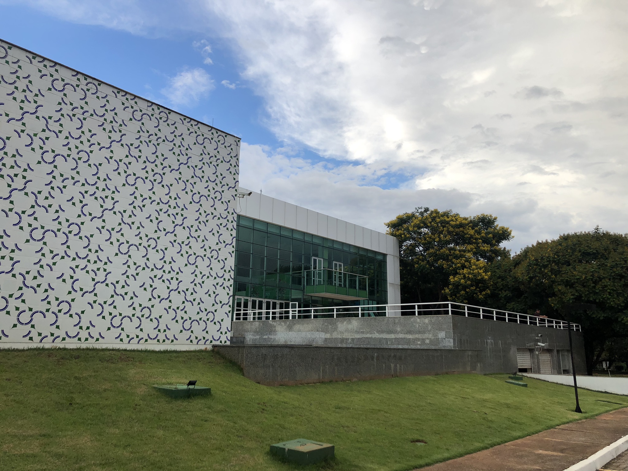 Fiocruz/DF, Homenagem aos 100 anos de Oscar Niemeyer (Painel de azulejos, 2007)