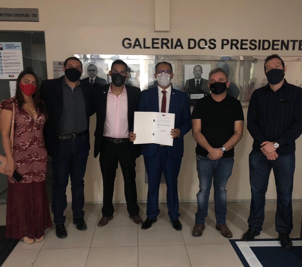 Jacinto Teles ladeado pelo advogado Kayo Coutinho, Rômulo Plácido (defensor público federal), os policiais penais 9advogados licenciados) Itamar Burlamaqui, Danil Nunes e Jeansleide Alcântara (adminis