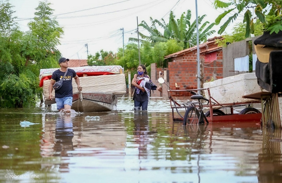 Moradores usam canoas para retirar móveis de casas alagadas