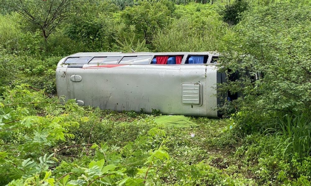 Mulher morre após micro-ônibus capotar