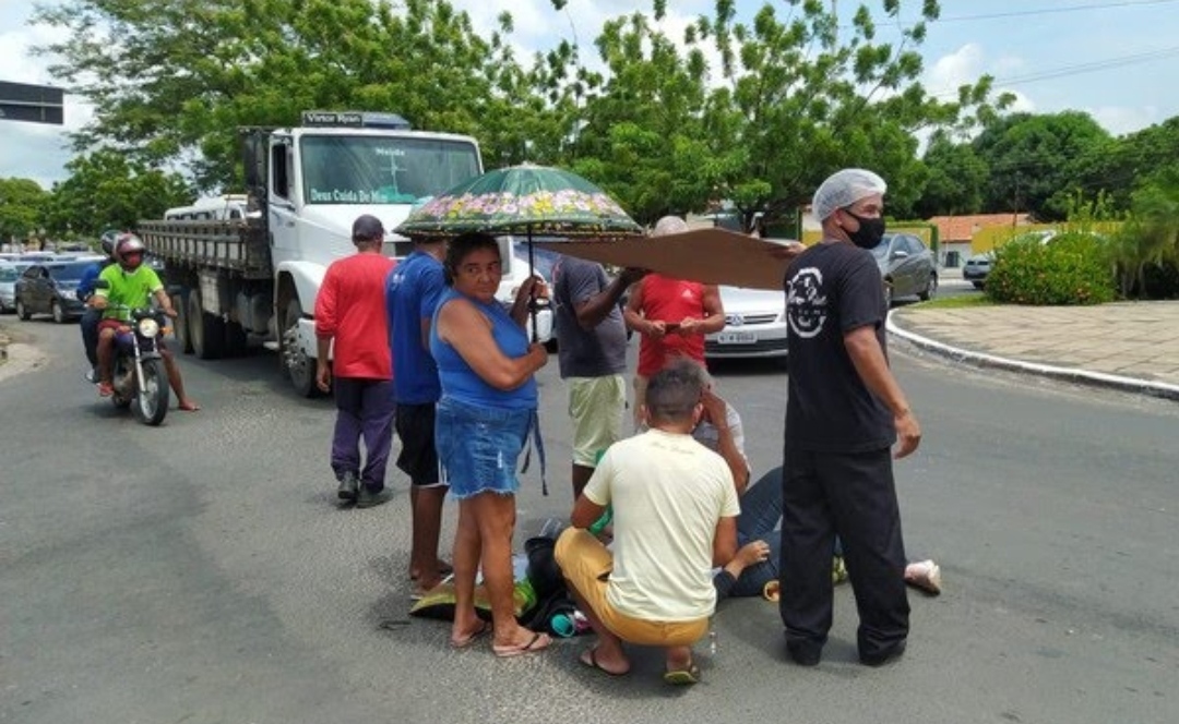 Mulher tem o pé fraturado em acidente entre caminhão e moto