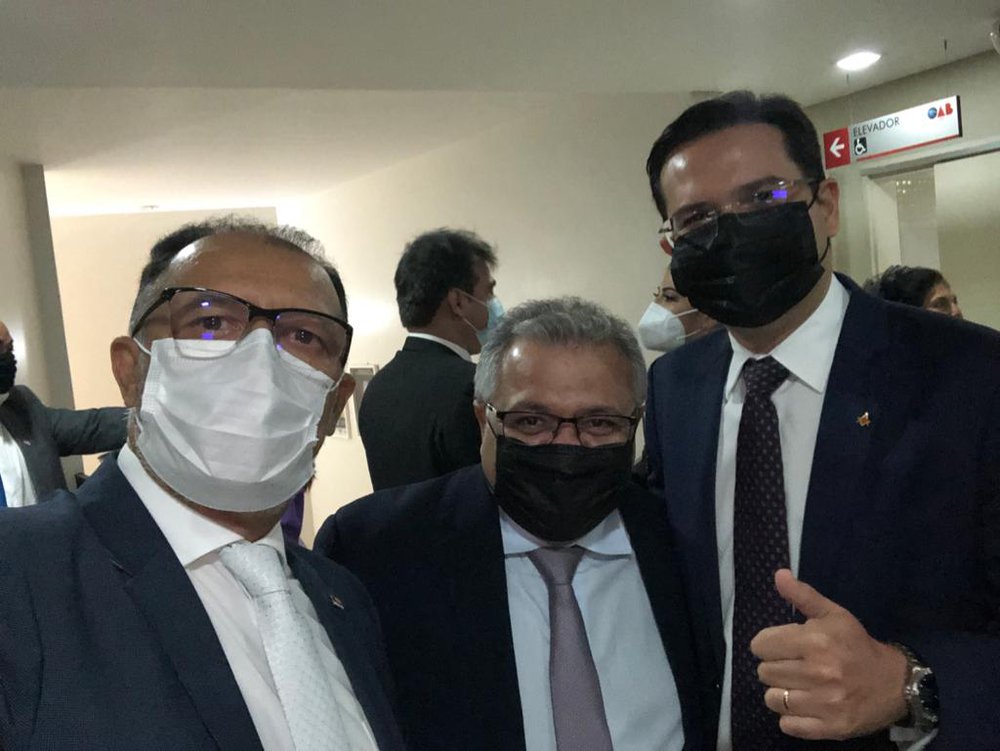 O novo conselheiro da OAB-PI, Luciano Paes Landim, ladeado pelos advogados Jacinto Teles e Fábio Viana (Foto: Jacinto Teles/JTNEWS)