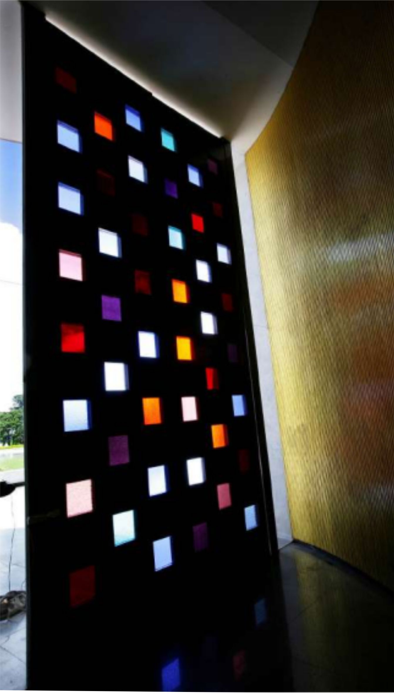 Palácio da Alvorada, Capela Nossa Senhora da Conceição (Porta em aço anodizado com vidrais coloridos, 1958)