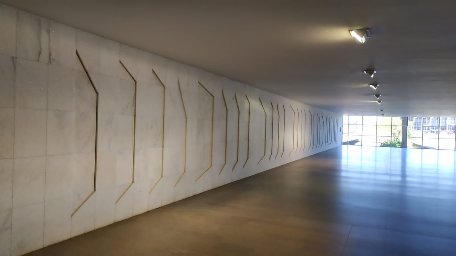 Palácio do Itamaraty, Hall Principal (Painel em mármore branco com relevos, 1967)