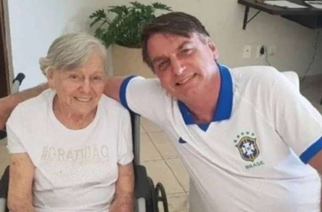 Presidente Jair Bolsonaro ao lado da mãe