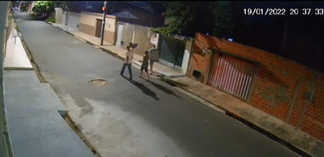 Trio tenta assaltar policial