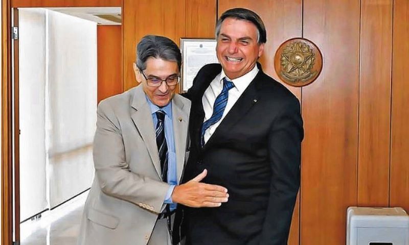 Bolsonaro em um dos momento de afagos ao aliado Roberto Jefferson, este que tem colecionado um "mar de truculências" contra instituições como: GCM, Poder Judiciário, ministros (as) do STF e a PF, além