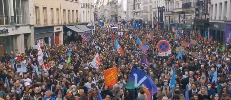 Mais de 100 mil pessoas foram às ruas de Paris neste domingo (16/10)