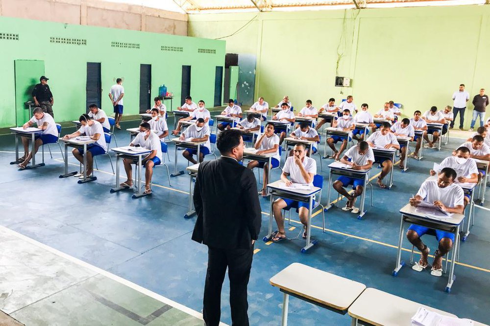 Secretário da Justiça do Piauí, Carlos Edilson durante aplicação do Exame Nacional para a Certificação de Competências de Jovens e Adultos (Encceja) (Foto: Divulgação) Secretário da Justiça do Piauí, Carlos Edilson durante aplicação do Exame Nacional para a Certificação de Competências de Jovens e Adultos (Encceja) (Foto: Divulgação)