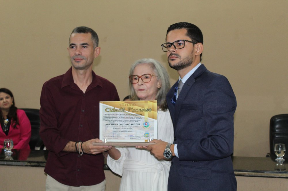 Ana Maria Coutinho com seus dois filhos, Thiago (esquerda) e Téo (Direita) (Foto: Edivan Araújo) Ana Maria Coutinho com seus dois filhos, Thiago (esquerda) e Téo (Direita) (Foto: Edivan Araújo)