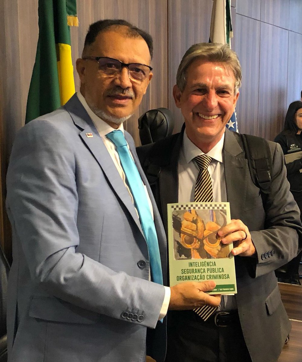 Presidente da AGEPPEN-BRASIL Jacinto Teles entregando livro “Inteligência, Segurança Pública, Organização Criminosa" ao deputado Tadeu Veneri (Foto: Arquivo Pessoal/Jacinto Teles) Presidente da AGEPPEN-BRASIL Jacinto Teles entregando livro “Inteligência, Segurança Pública, Organização Criminosa" ao deputado Tadeu Veneri (Foto: Arquivo Pessoal/Jacinto Teles)