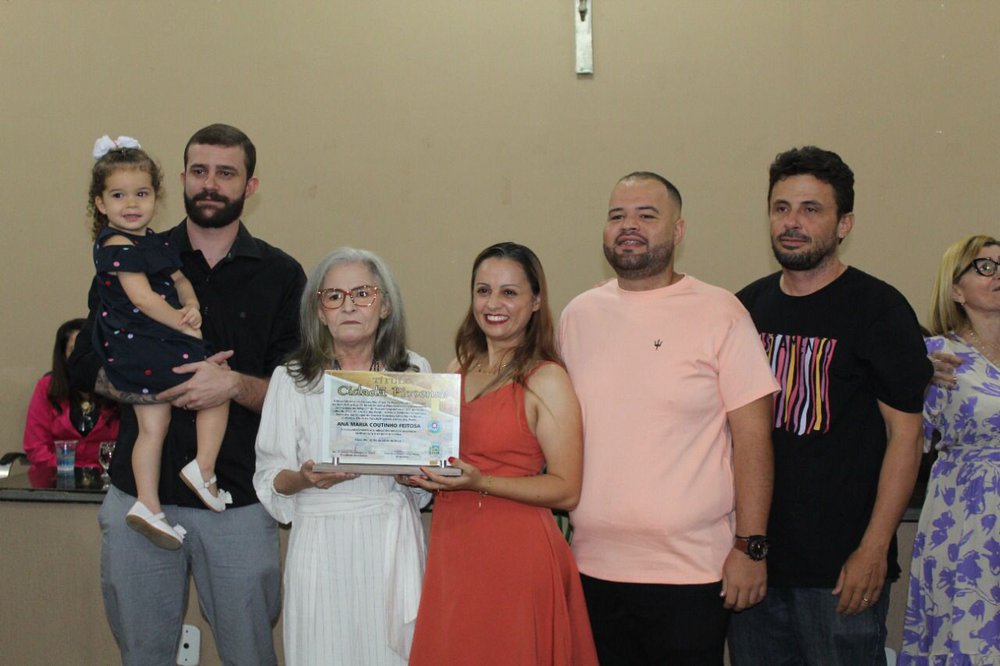 Ana Maria Coutinho ao lado de sobrinhos, dentre eles, Keila Coutinho (a direita de Ana Maria) que veio de São Paulo especialmente para o evento (Foto: Edivan Araújo) Ana Maria Coutinho ao lado de sobrinhos, dentre eles, Keila Coutinho (a direita de Ana Maria) que veio de São Paulo especialmente para o evento (Foto: Edivan Araújo)