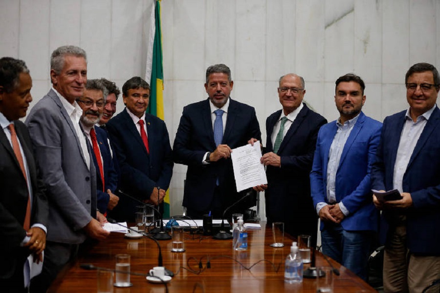 Vice-presidente eleito Geraldo Alckmin entrega a PEC da Transição no Congresso Nacional