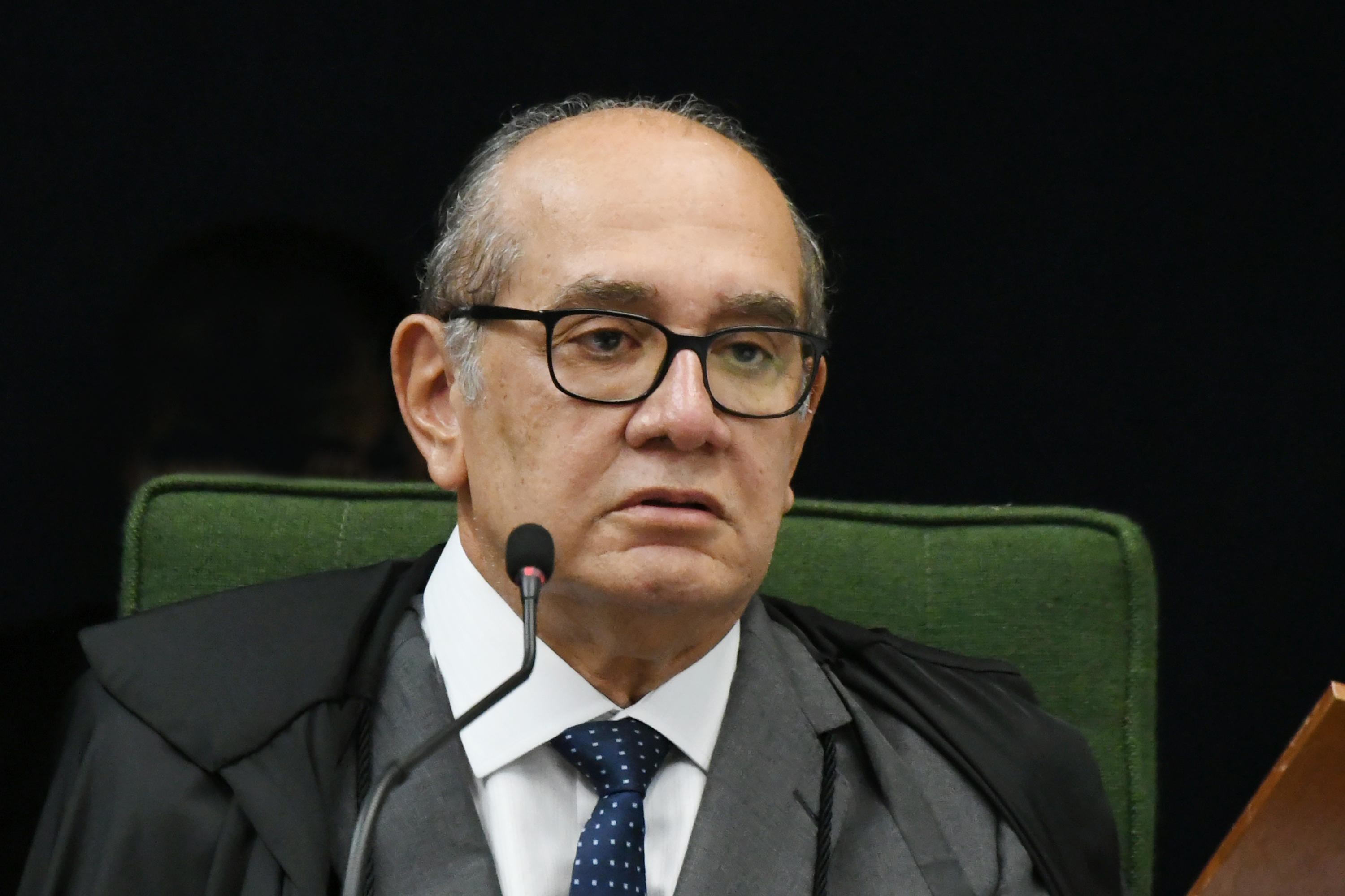 Gilmar Mendes do STF determinou que Carla Zambelli entre armamento e munições à PF