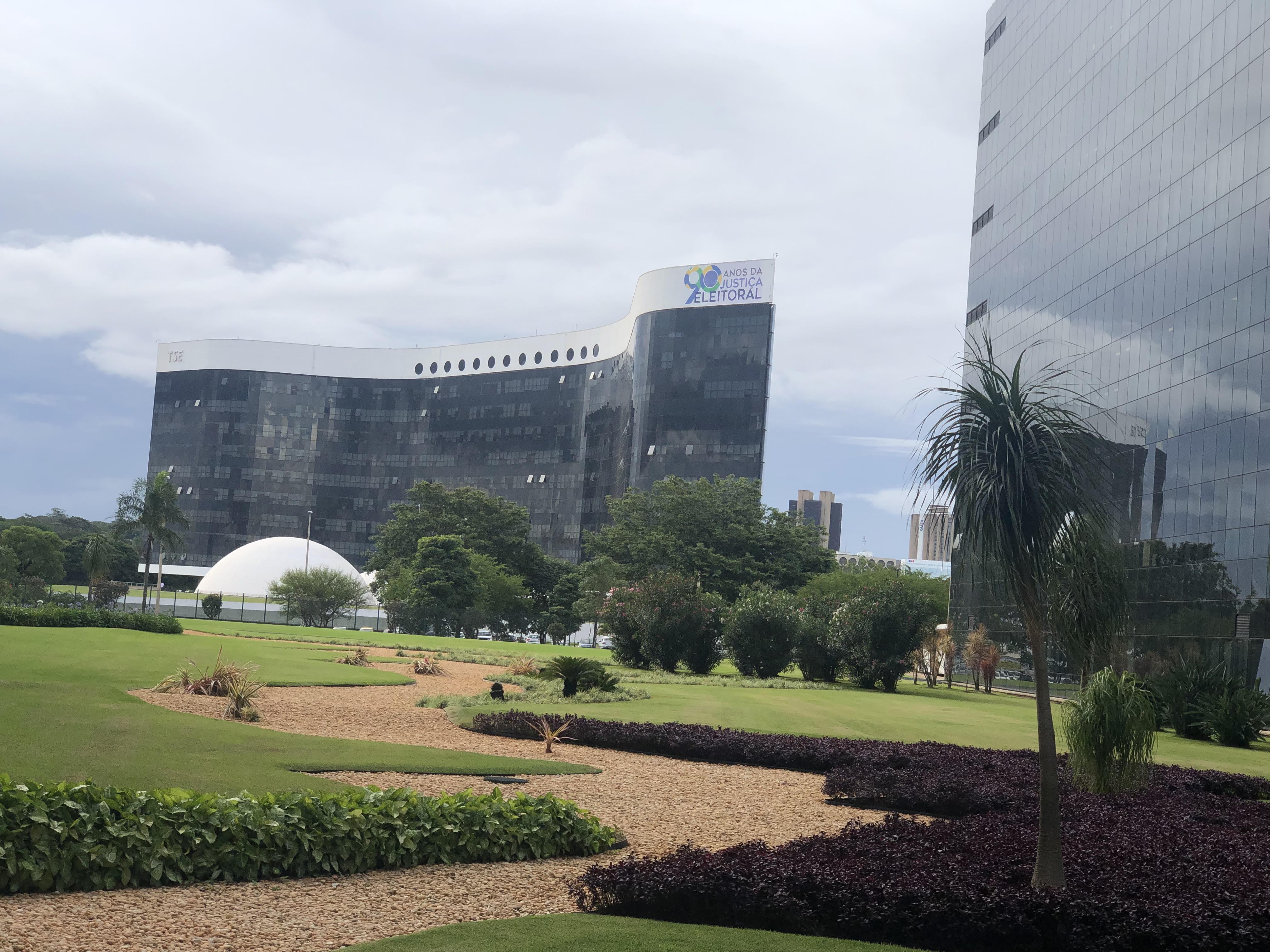 Tribunal Superior Eleitoral visto na lente de Jacinto Teles a partir dos belos jardins do TST, projetados por Oscar Niemyier