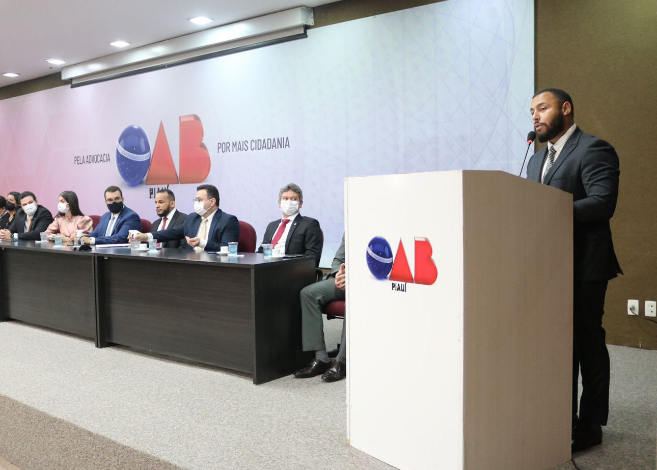 Allex Castro discursa durante solenidade de posse do Conselho Estadual do Jovem Advogado da OAB-PI