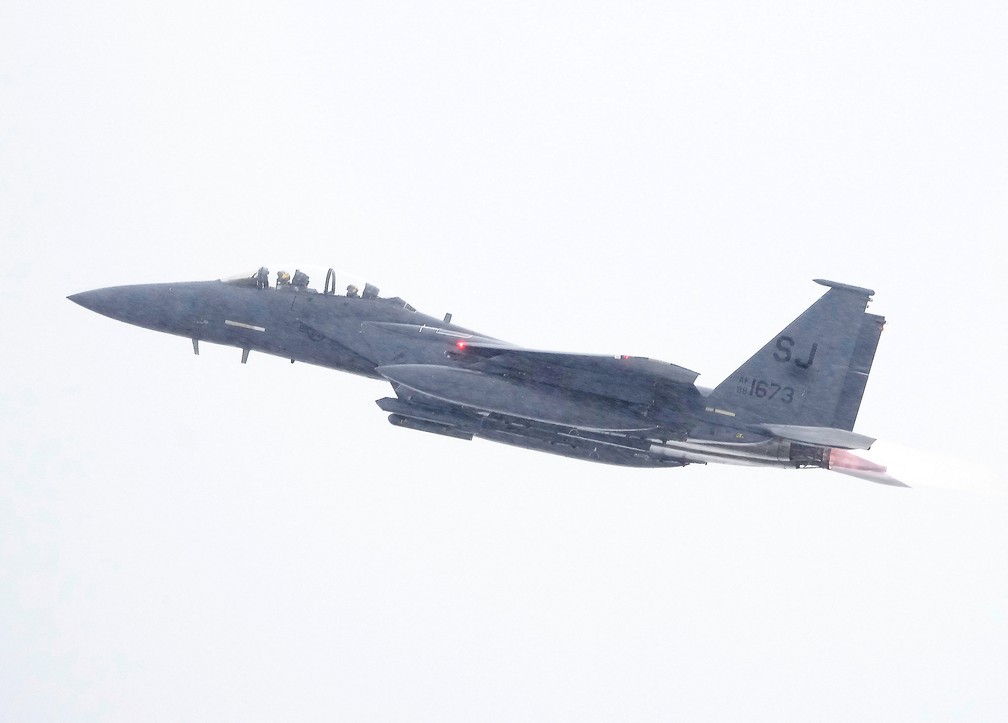 Caça F-15 da Força Aérea dos EUA decola do aeródromo militar de Amari, na Estônia, em 1º de fevereiro de 2022