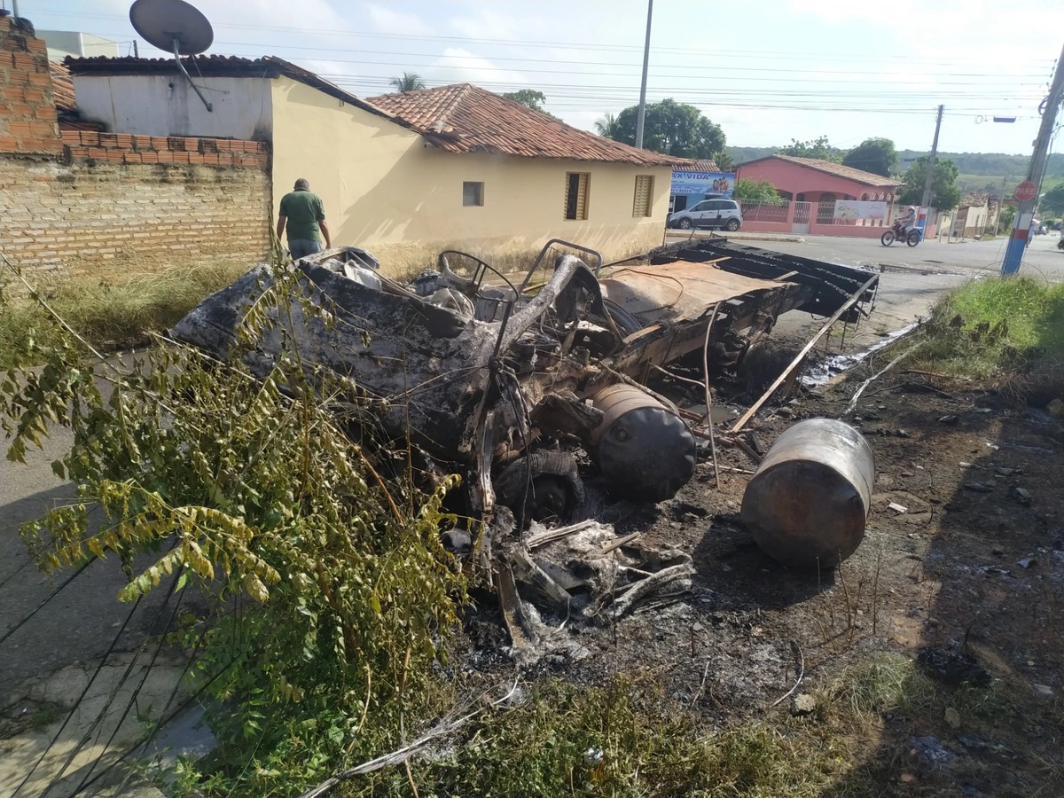 Caminhão ficou completamente destruído