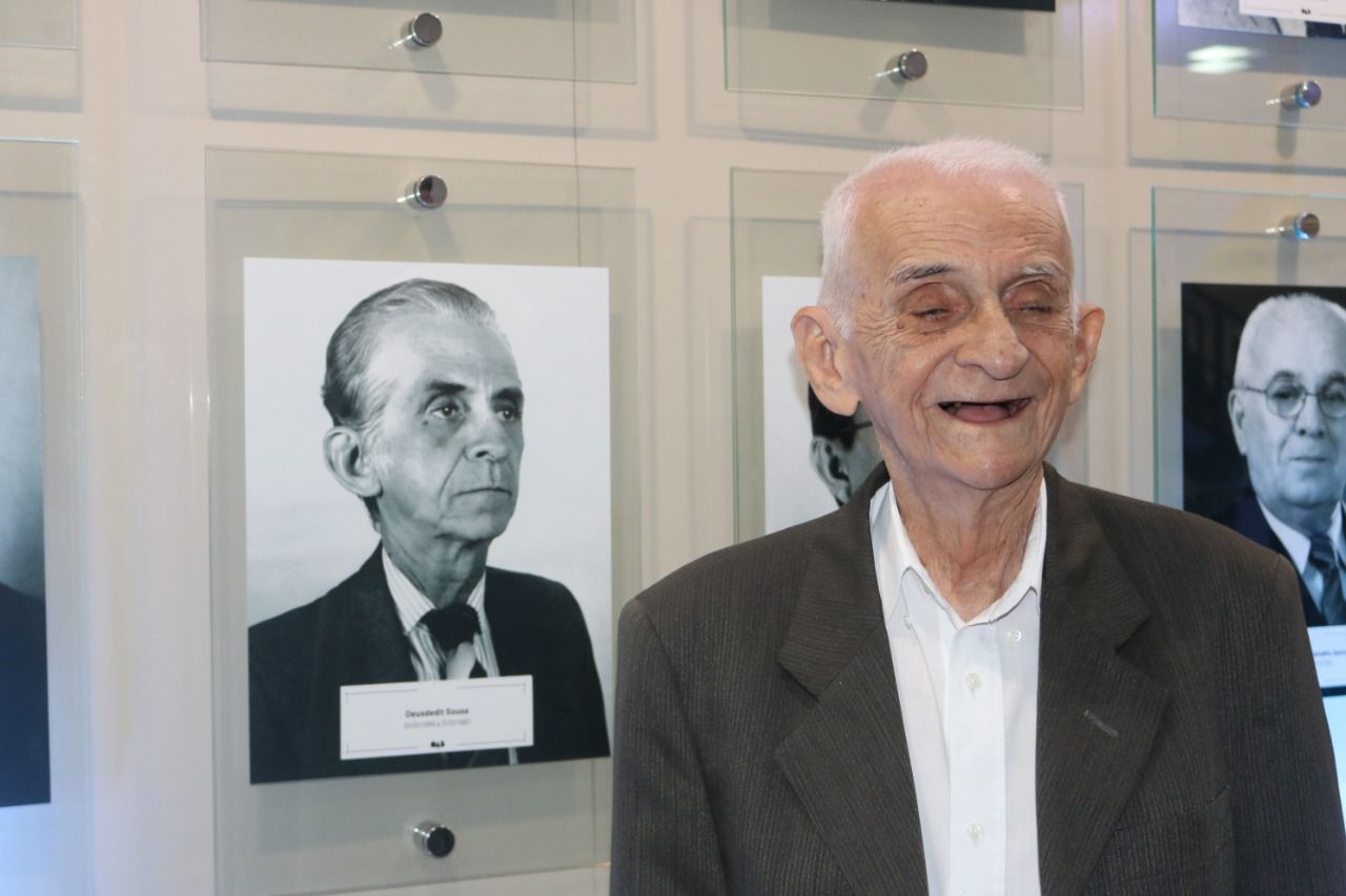 Deusdedit Sousa, na véspera dos 100 anos posou pra foto ao lado de sua própria foto como presidente da OAB-PI
