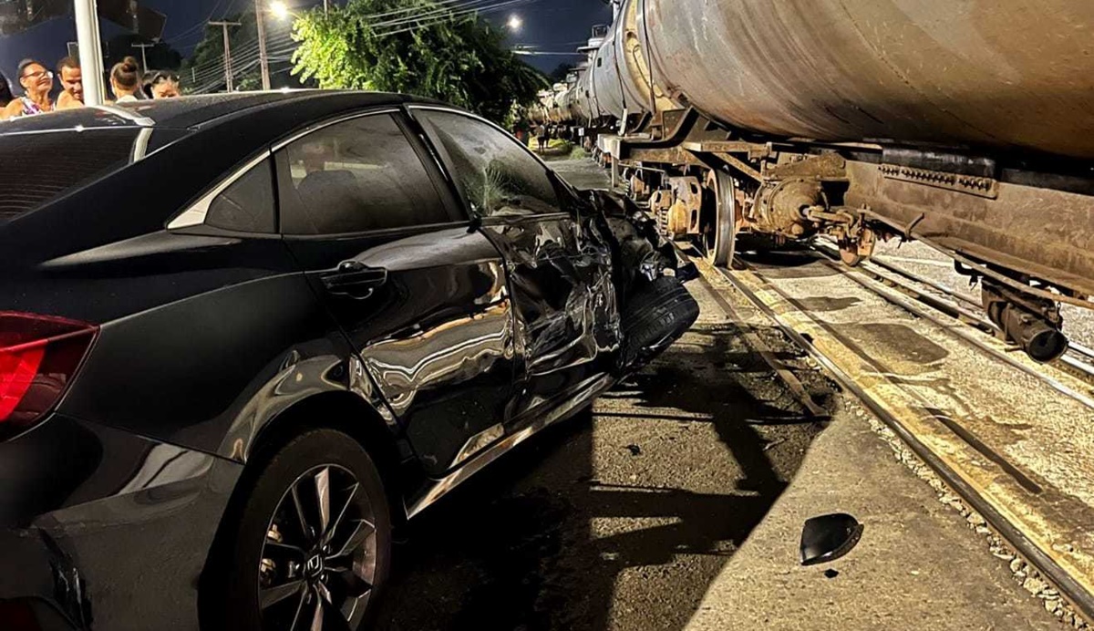 Honda Civic colide em trem de carga