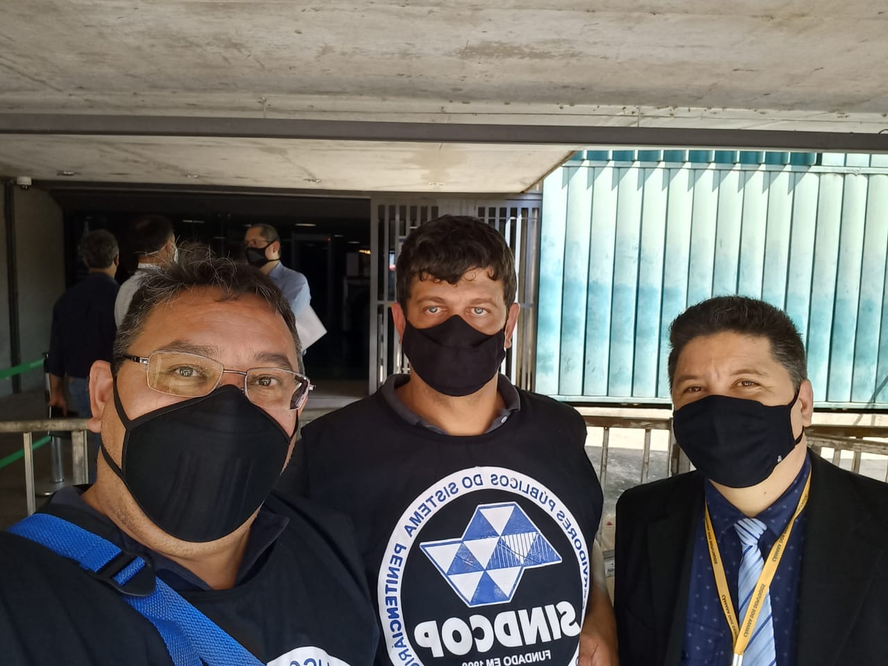 Na foto, à esquerda o secretário geral da AGEPEN-BRASIL e diretor do SINDCOP-SP, Carlos Neves, o tesoureiro da AGEPEN e diretor jurídico do Sindcop ao lado do assessor parlamentar Wesley Bastos