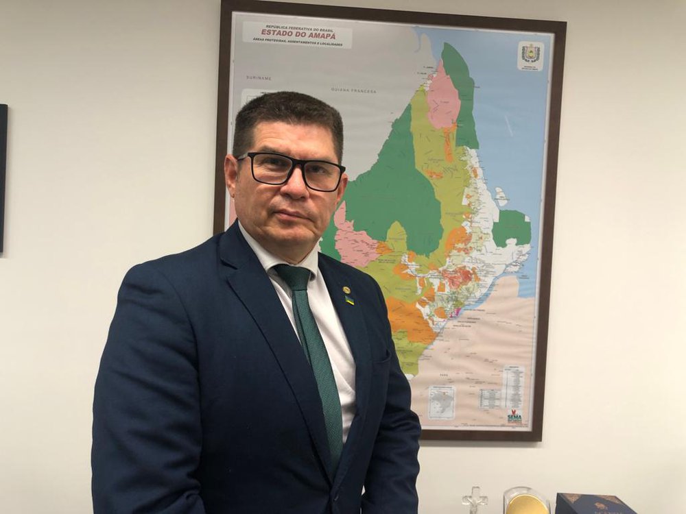 Policial penal e deputado do AP, Jory Oeiras. Registro no gabinete do senador Davi Alcolumbre ao lado mapa do Amapá (Foto: Jacinto Teles/JTNEWS) Policial penal e deputado do AP, Jory Oeiras. Registro no gabinete do senador Davi Alcolumbre ao lado mapa do Amapá (Foto: Jacinto Teles/JTNEWS)