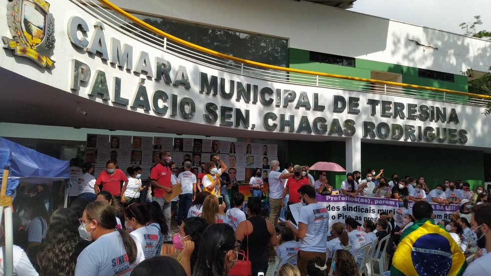 Professores fazem ato diante da Câmara Municipal de Teresina