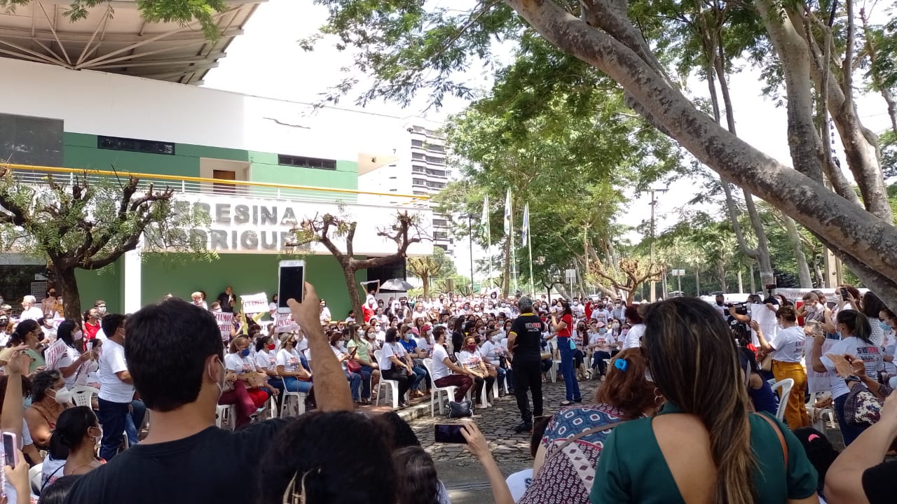 Professores voltaram a realizar manifestação na frente da Câmara Municipal