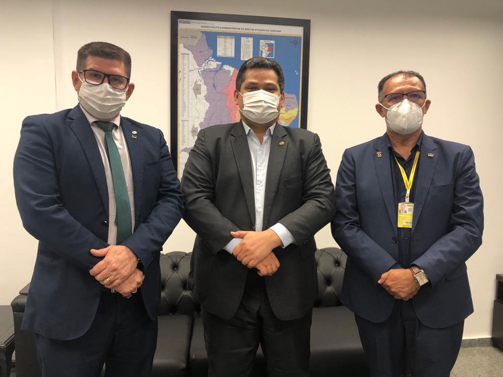 Senador Davi Alcolumbre ladeado pelo deputado Jory Oeiras e o advogado e presidente da Associação dos Policiais Penais do Brasil (AGEPPEN-BRASIL), Jacinto Teles (Foto: Gabinete Senador Davi Alcolumbre) Senador Davi Alcolumbre ladeado pelo deputado Jory Oeiras e o advogado e presidente da Associação dos Policiais Penais do Brasil (AGEPPEN-BRASIL), Jacinto Teles (Foto: Gabinete Senador Davi Alcolumbre)