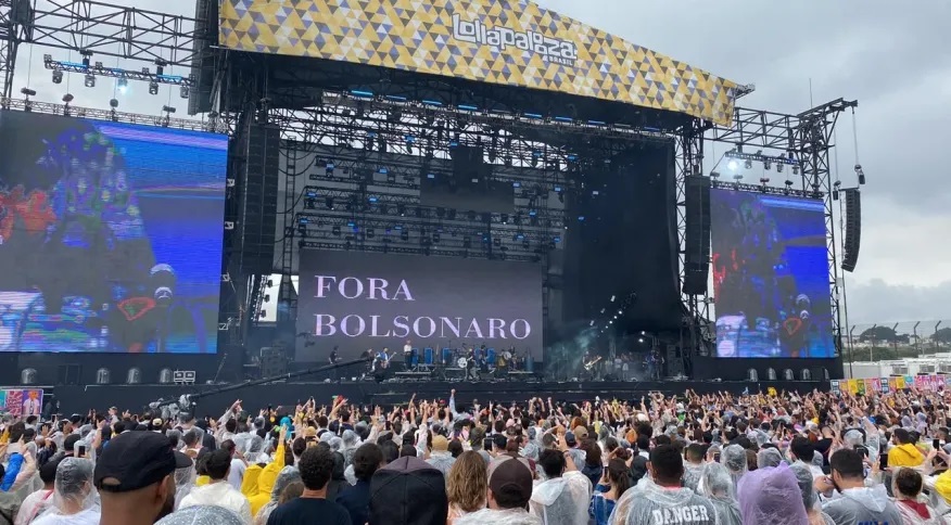 Banda Fresno projeta mensagem e diz 'fora, Bolsonaro' no Lollapalooza ao abrir último dia do evento