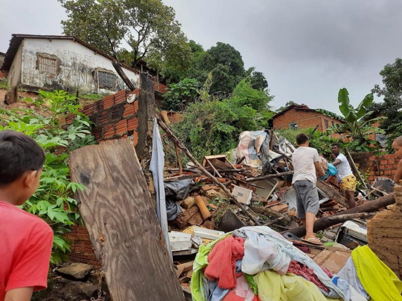 Casa desaba durante chuva em Teresina