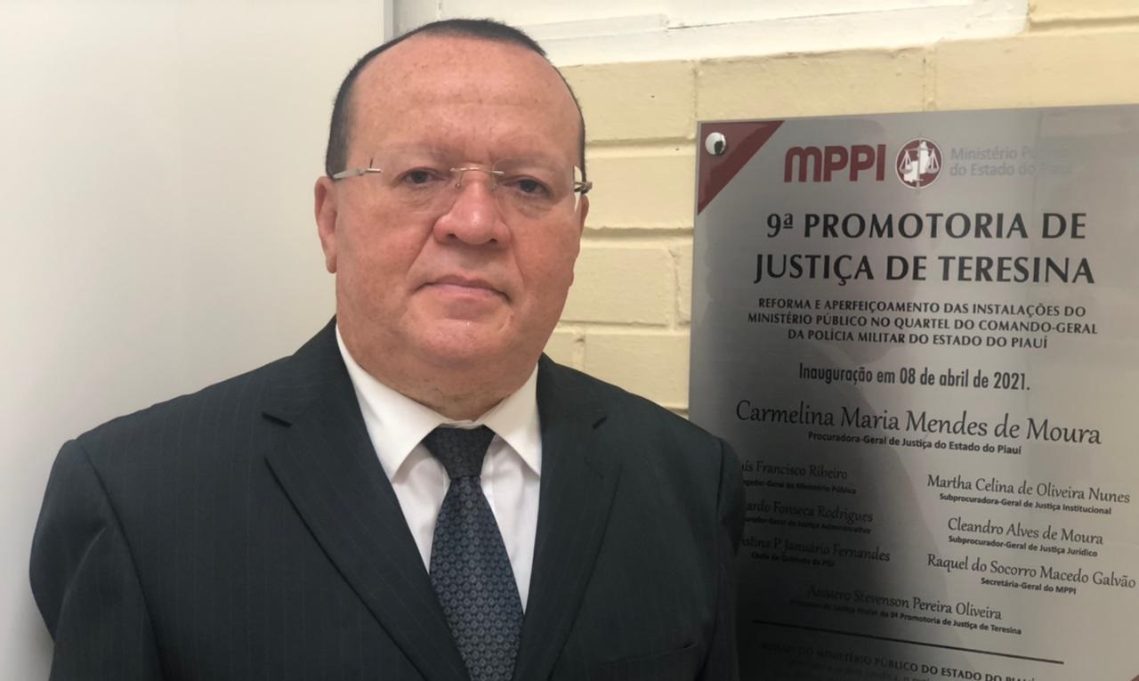 O titular da 9ª Promotoria de Justiça, Assuero Oliveira ao lado da placa de inauguração
