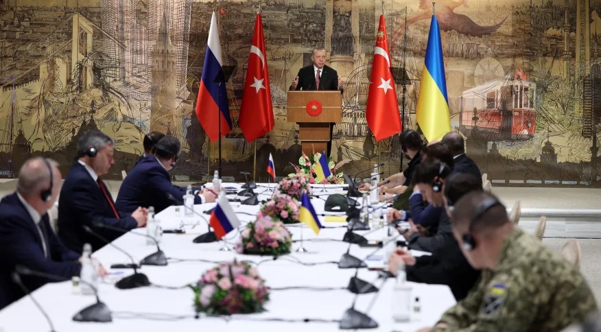 Presidente turco Recep Tayyip Erdogan discursa a delegações da Rússia e Ucrânia, que se encontram para uma nova rodada de negociações em Istambul