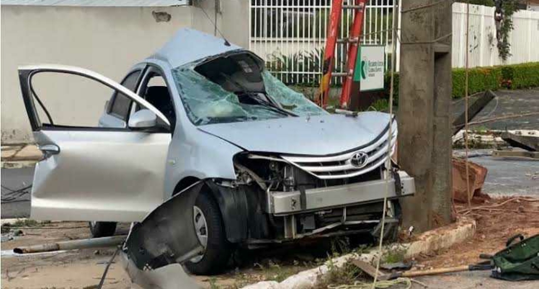 Suspeitos de assalto colidem em poste durante fuga