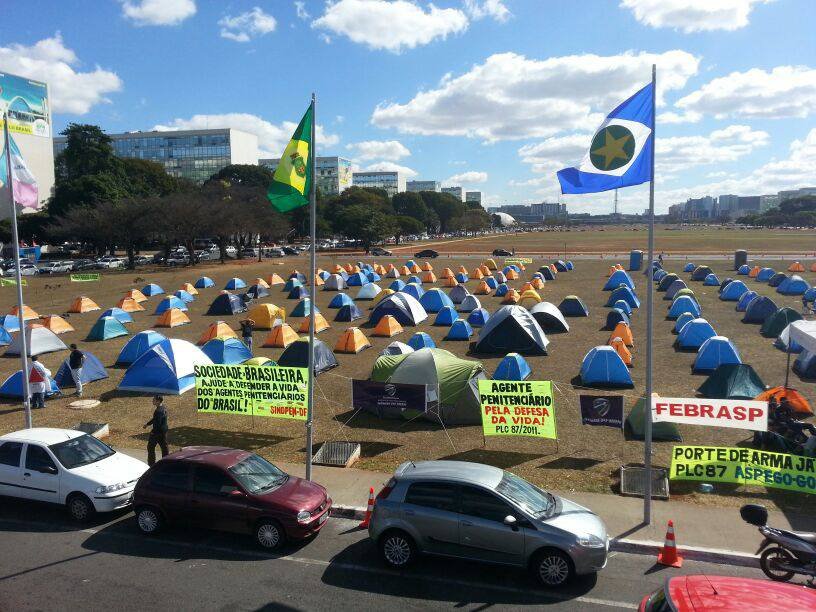 Agentes penitenciários acampados em frente ao Congresso Nacional (Foto: Divulgação)