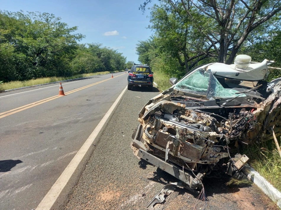 Colisão entre Hilux e caminhão deixa motorista gravemente ferido