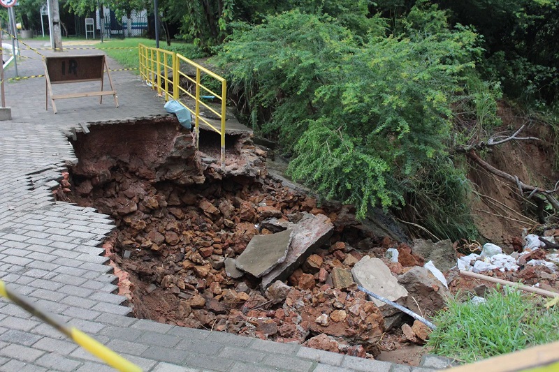 Cratera se abriu após fortes chuvas