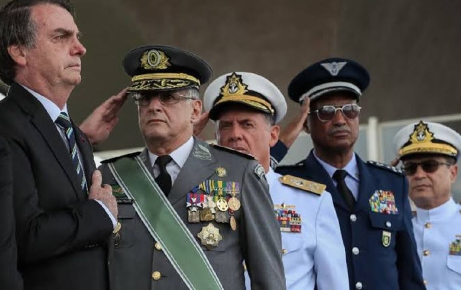 Jair Bolsonaro com ministros militares, até o momento o governo achou tudo normal as compras de prótese penianas e viagra pelas Forças Armadas