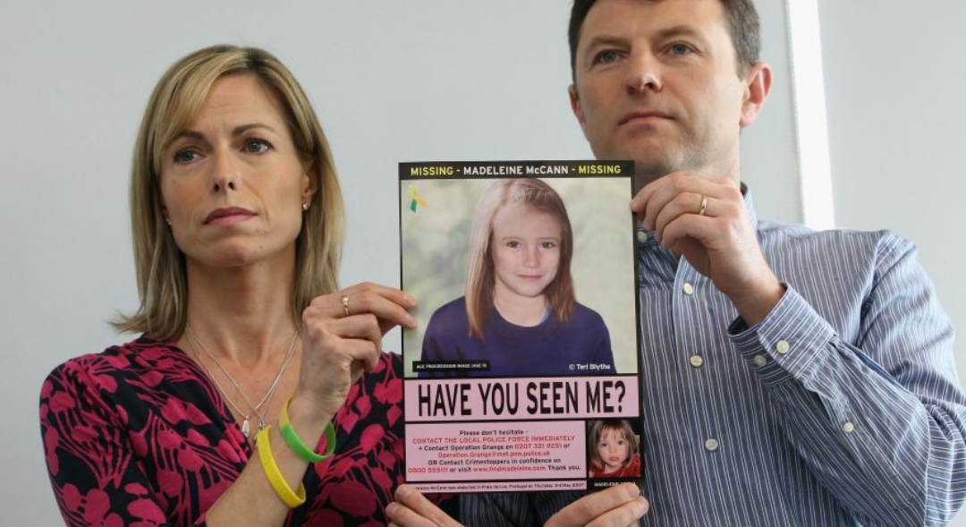 Kate e Gerry McCann seguram uma imagem policial de sua filha